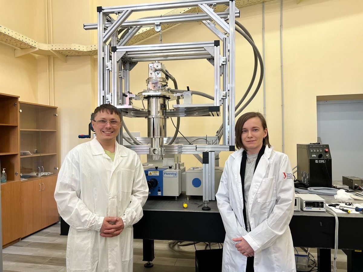 Участники научного коллектива на фоне экспериментальной установки. Источник: Евгений Бунтов