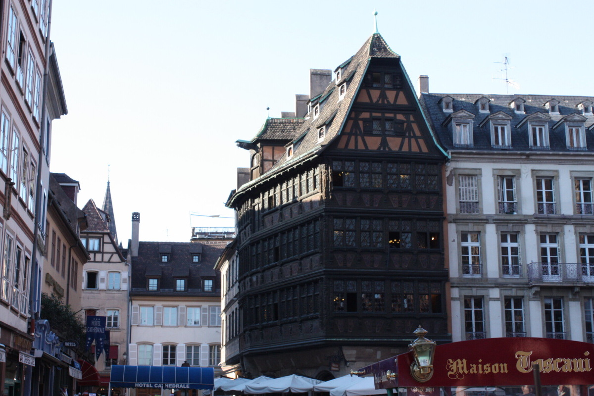 Дом Каммерцелля на Соборной площади — один из известнейших в Страсбурге, его возраст насчитывает уже около шести веков. Поражает деревянный декор: каждое из семидесяти пяти окон обрамлено резьбой с евангельскими персонажами, зодиакальными символами или мифологическими существами. Любоваться этим убранством — одно удовольствие. Фото: Мария Баларёва