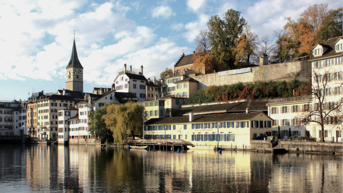 Аккуратные фахверковые домики, словно сошедшие с почтовой открытки, кафедральный собор в стиле пламенеющей готики и просторы виноградных угодий. Нужно ли сюда наведаться? Ответ очевиден.