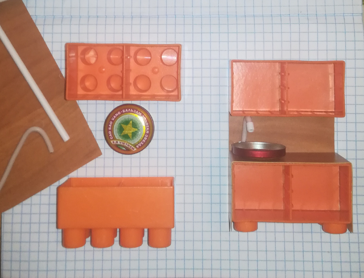 Мини-кухня из деталей конструктора от фабрики Полесье и разных мелочей.