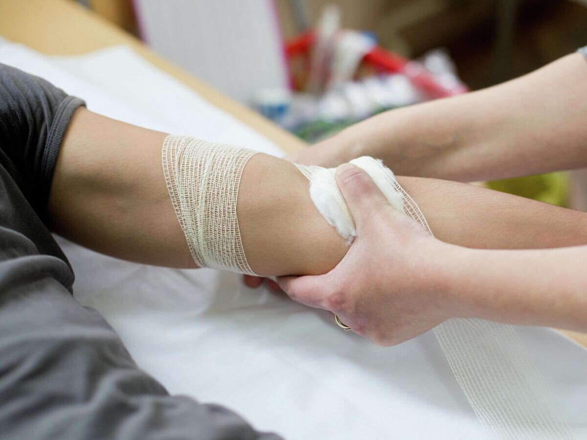    Оказание первой помощи © Depositphotos.com / budabar