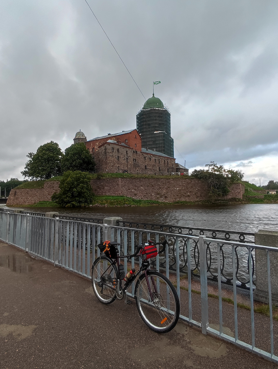 Выборгский замок. Башня святого Олафа еще закрыта лесами. Листайте галерею.