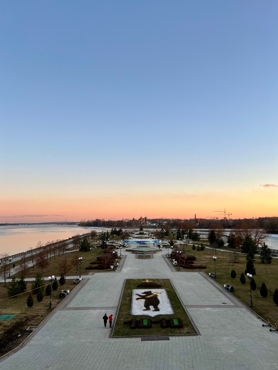 Слева - Волга, справа - Которосль.