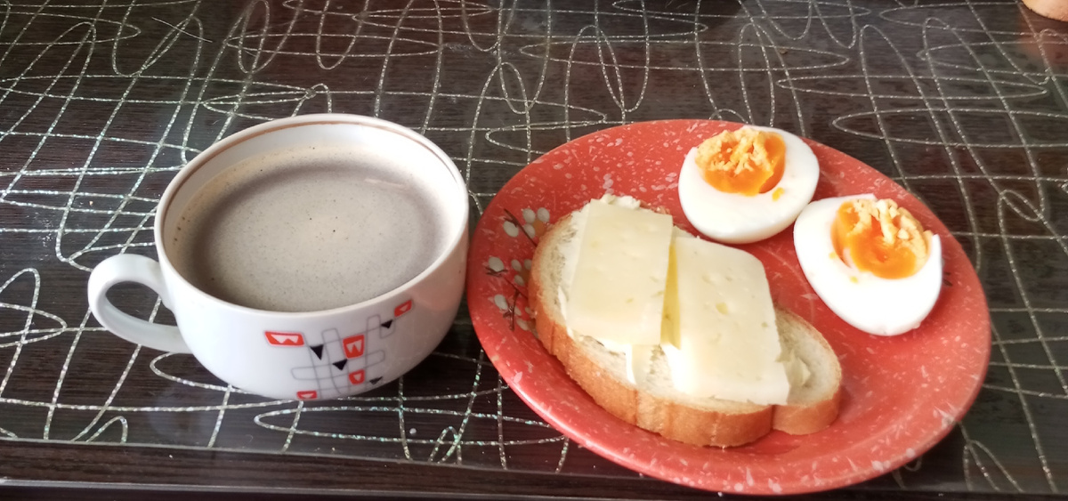 Яйцо, бутерброд с маслом и сыром, кофе. 