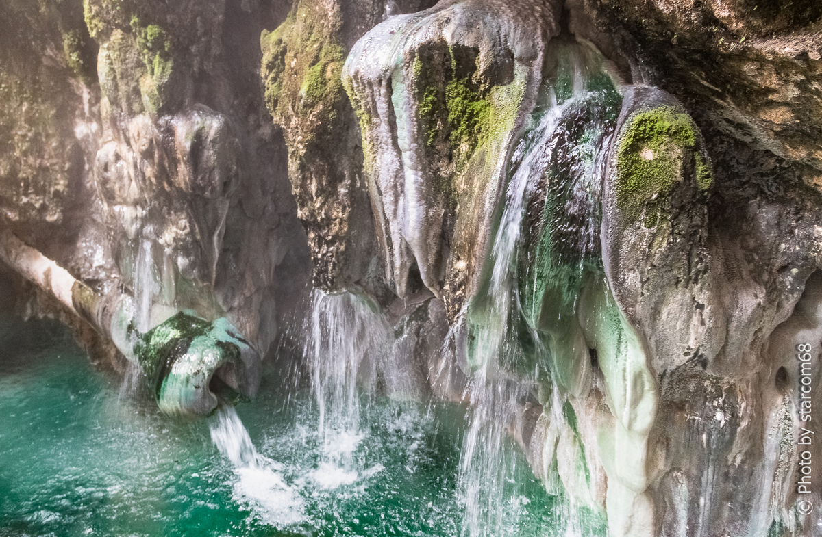 Легендарный источник Би-Би Фатима. Видите фигуру женщины, образованную натеками  травертина?