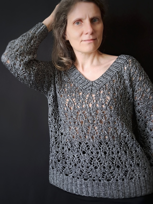 серый джемпер спицами