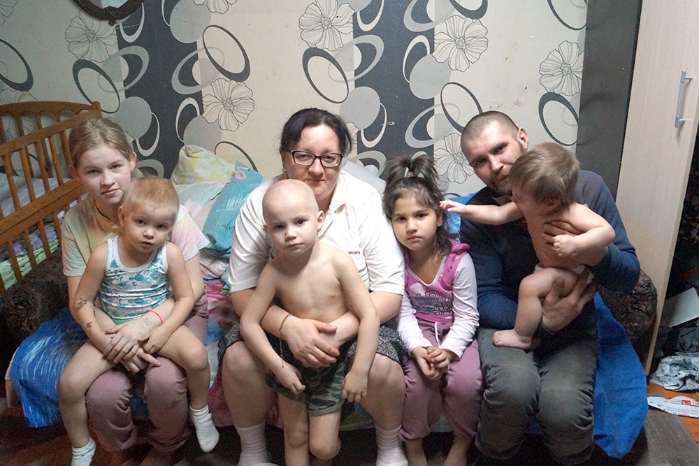    В доме, что снимает семья Мартыновых, тесно, как в голубятне: сени - не повернешься, кухонька размером с кладовку и две комнаты, заставленные кроватями. / Роман Мерзляков