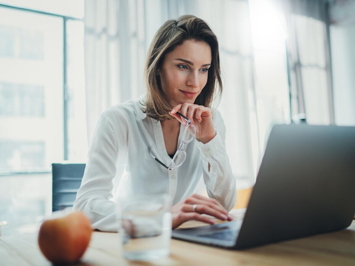    Девушка работает за ноутбуком © iStock.com / Pinkypills