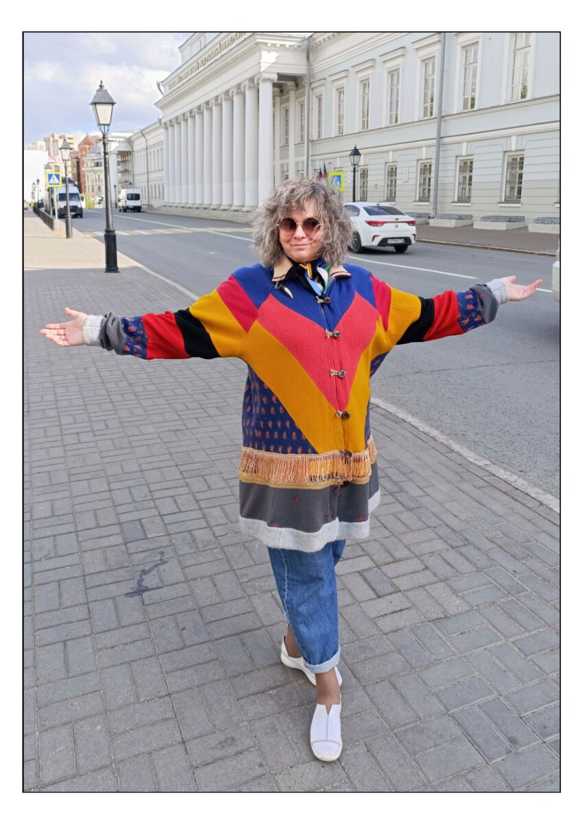 Привет! Это Я! Весна 2024 года. Я как раз в кофте, которую шила из лоскутков моя мама в середине 1990-х годов и перешивала уже я в 2023 году.