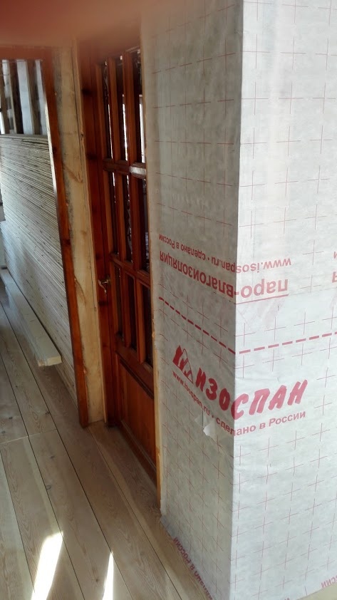 в перегородках пирог из двух слоев изоспана, а внутри звукоизоляция