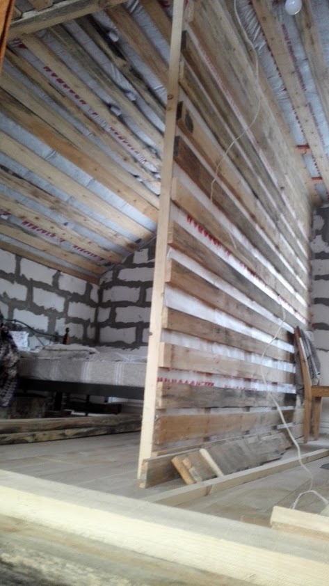 будущие спальни, слева стоит кровать, на которой мы спим