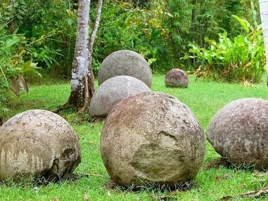 Гиганские каменные шары по всему миру.