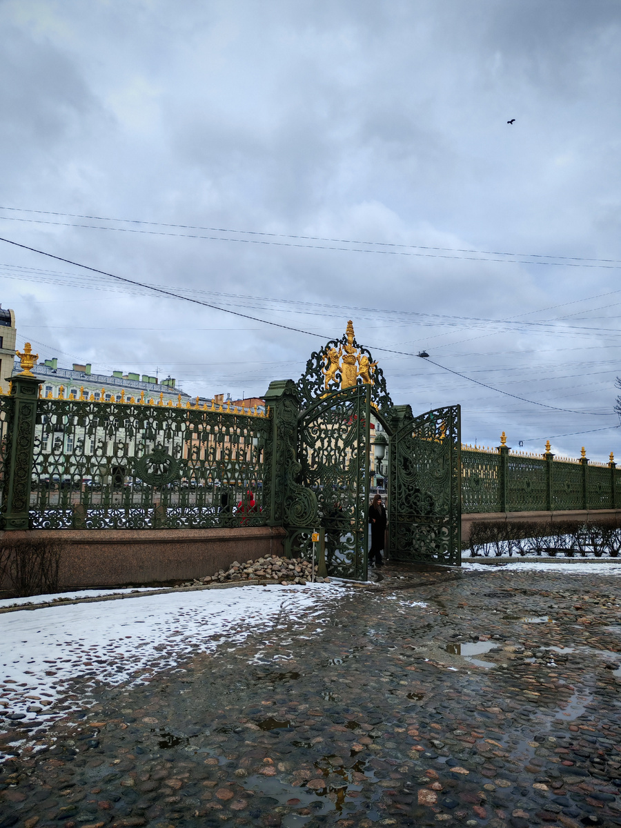 Ворота на территорию дворца. Обратите внимание на герб семьи Шереметьевых, который украшает ворота. И решётка хороша.