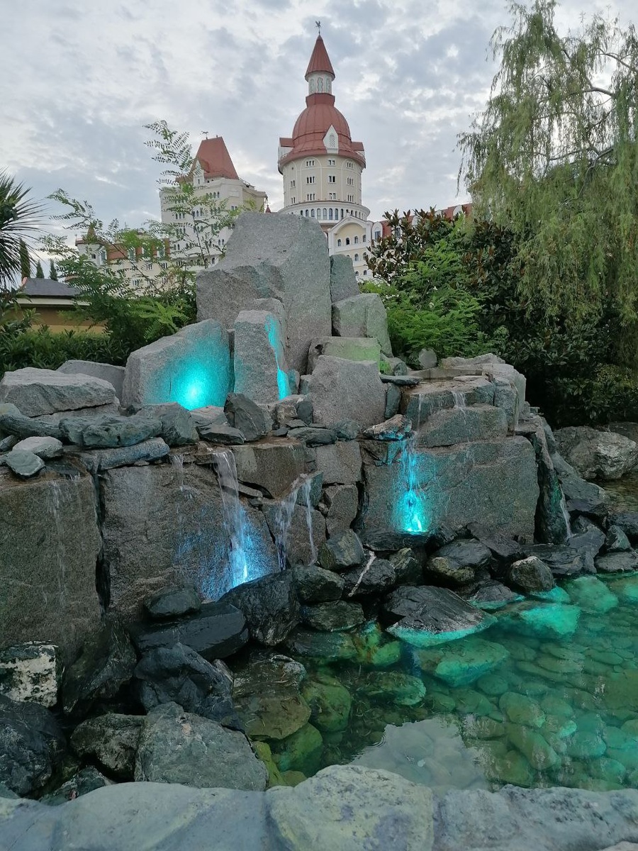 Огромная зона Сочи парка с различными локациями для фото.