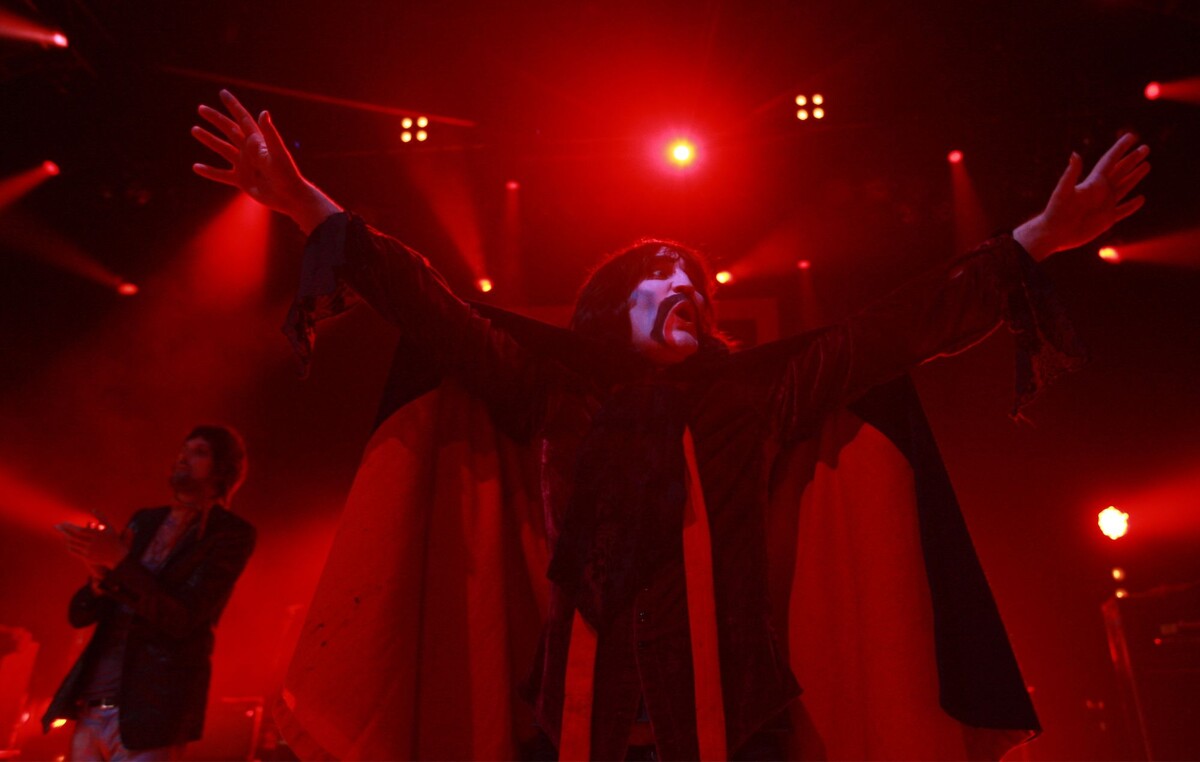 Noel Fielding joins Kasabian on stage in 2010