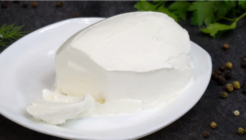 Наливаю молоко в банку и оставляю на ночь, утром открываю... сыр Филадельфия готов.