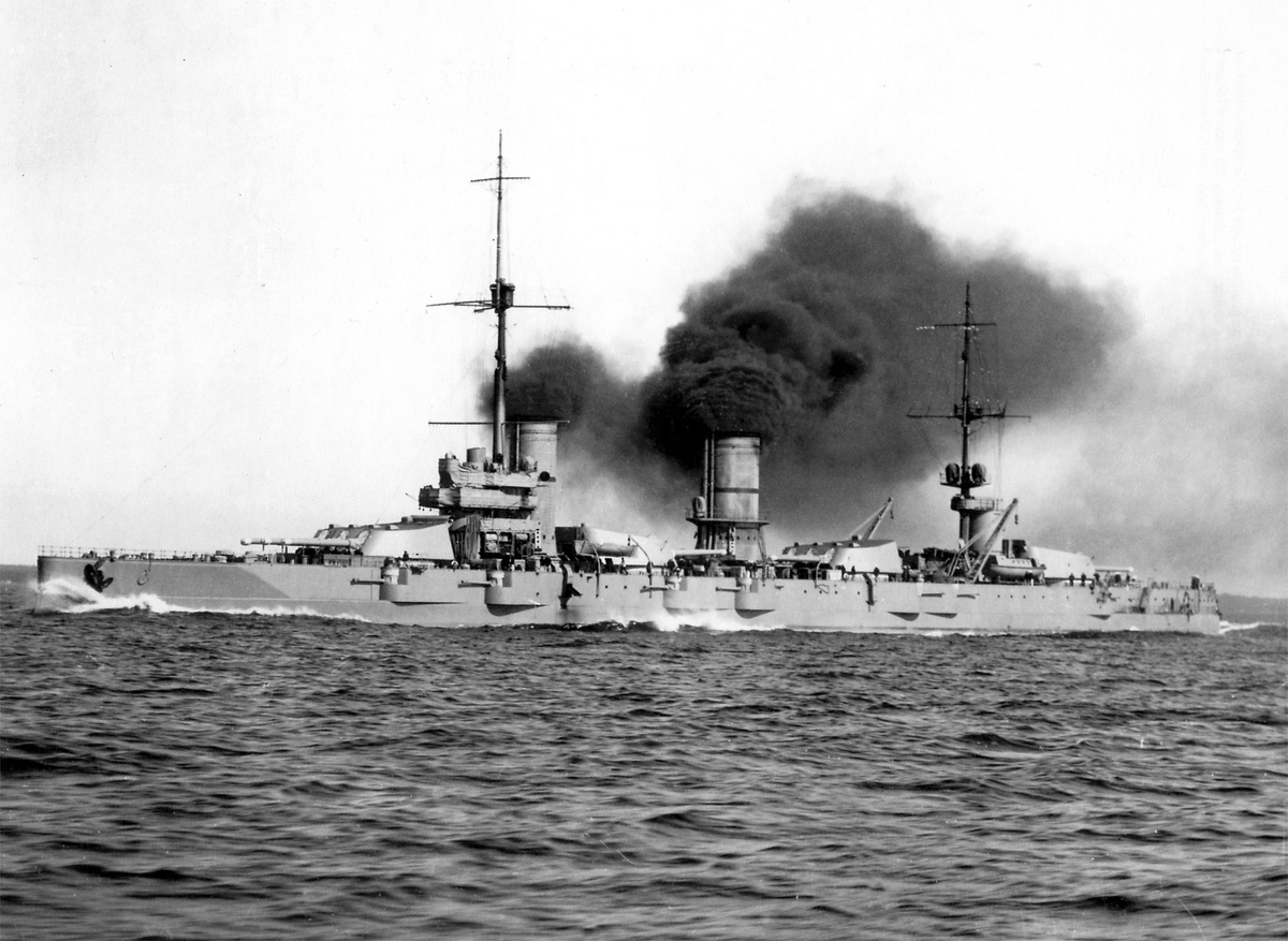 Линкор «Полтава» на полном ходу в 1916 году