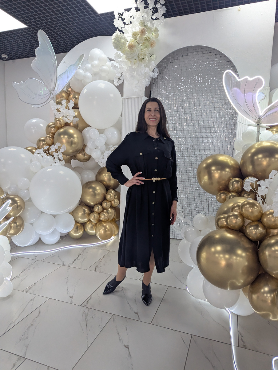 Чёрное платье с золотыми пуговицами