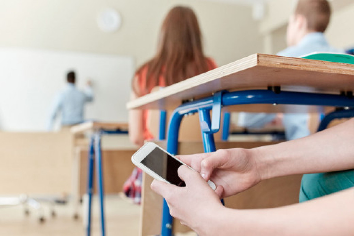    Смартфоны вне уроков: Новый закон и его последствия