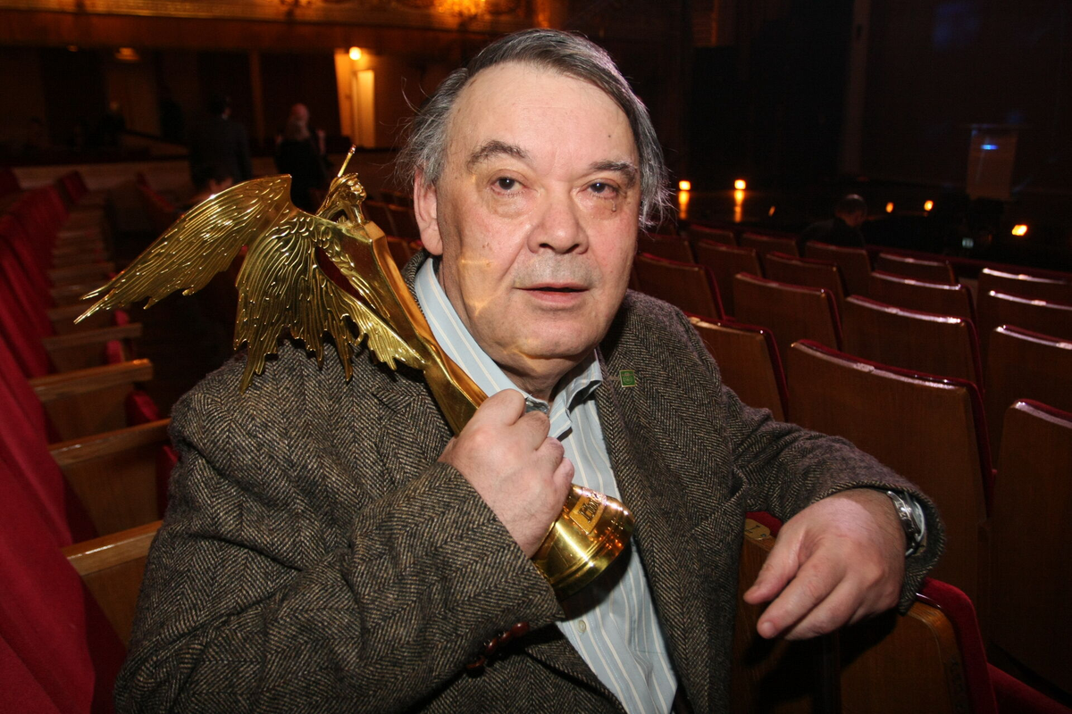 Уверен - он хочет кого-нибудь стукнуть этой штукой...