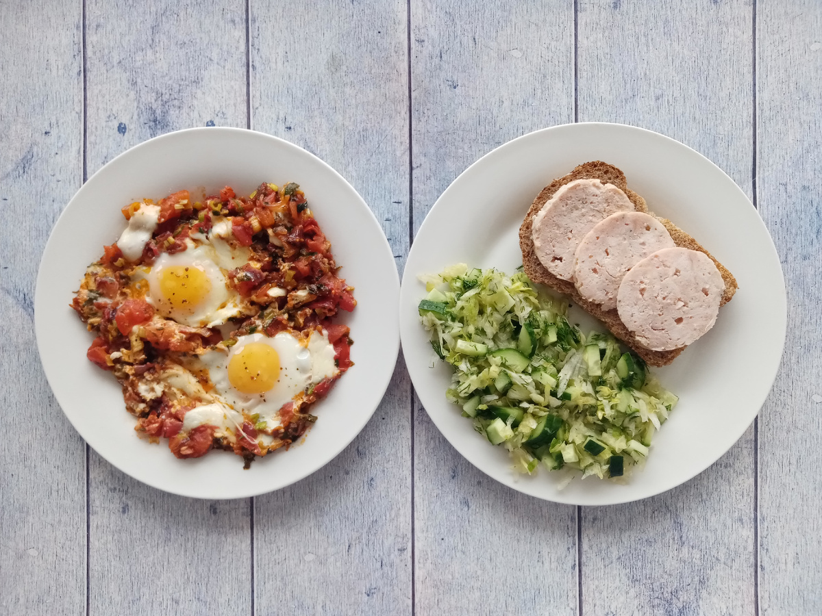 Завтрак. Яичница с помидорами, салат и бутерброд с колбасой. 