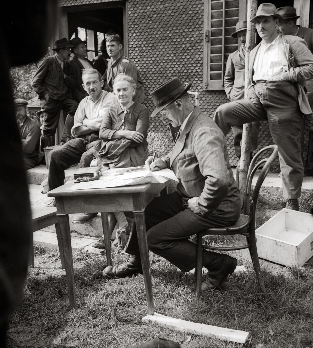 Продажа дома на аукционе, 1942. Фотограф Леонард фон Матт