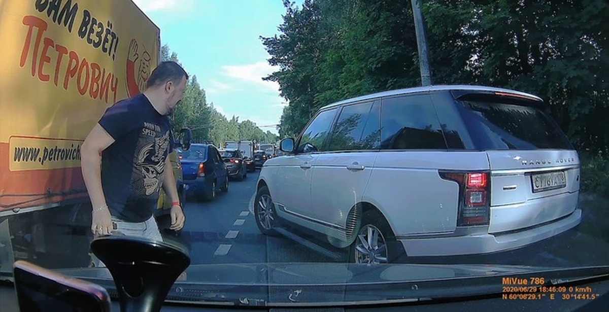 Привет, друзья! Сегодня поговорим о явлении, которое знакомо каждому водителю, будь ты новичок за рулем или бывалый ас с многолетним стажем. Речь пойдет об обочечниках.             
  Да-да, о тех самых лихих ребятах, которые считают, что правила дорожного движения написаны не для них, а обочина — это их личная трасса.                                                                                   
 Кто они? Почему они так делают?                                                                                                          
    И, главное, как с ними сладить, чтобы не портить себе нервы и не попасть в аварию?       Давайте разбираться!