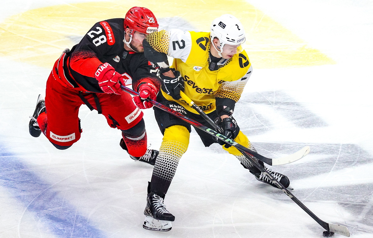    Нападающий "Спартака" Александр Пашин и защитник "Северстали" Владимир Грудинин  Валерия Калугина/ТАСС