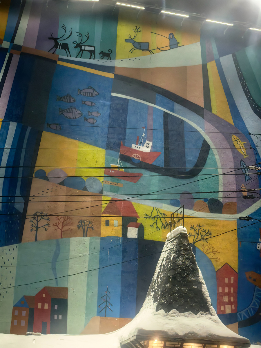 Первый яркий фасад дома, который я увидела в Мурманске – из окна такси