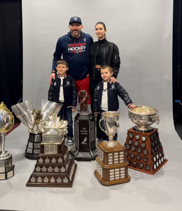 Овечкин с семьёй на фотосессии.Призы.  Два сына и жена. фото: картинки яндекса