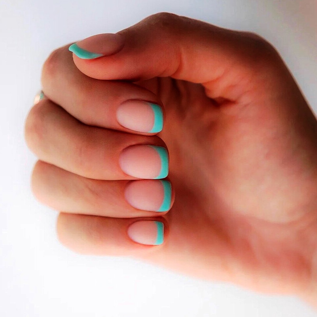 Бирюзовый френч маникюр