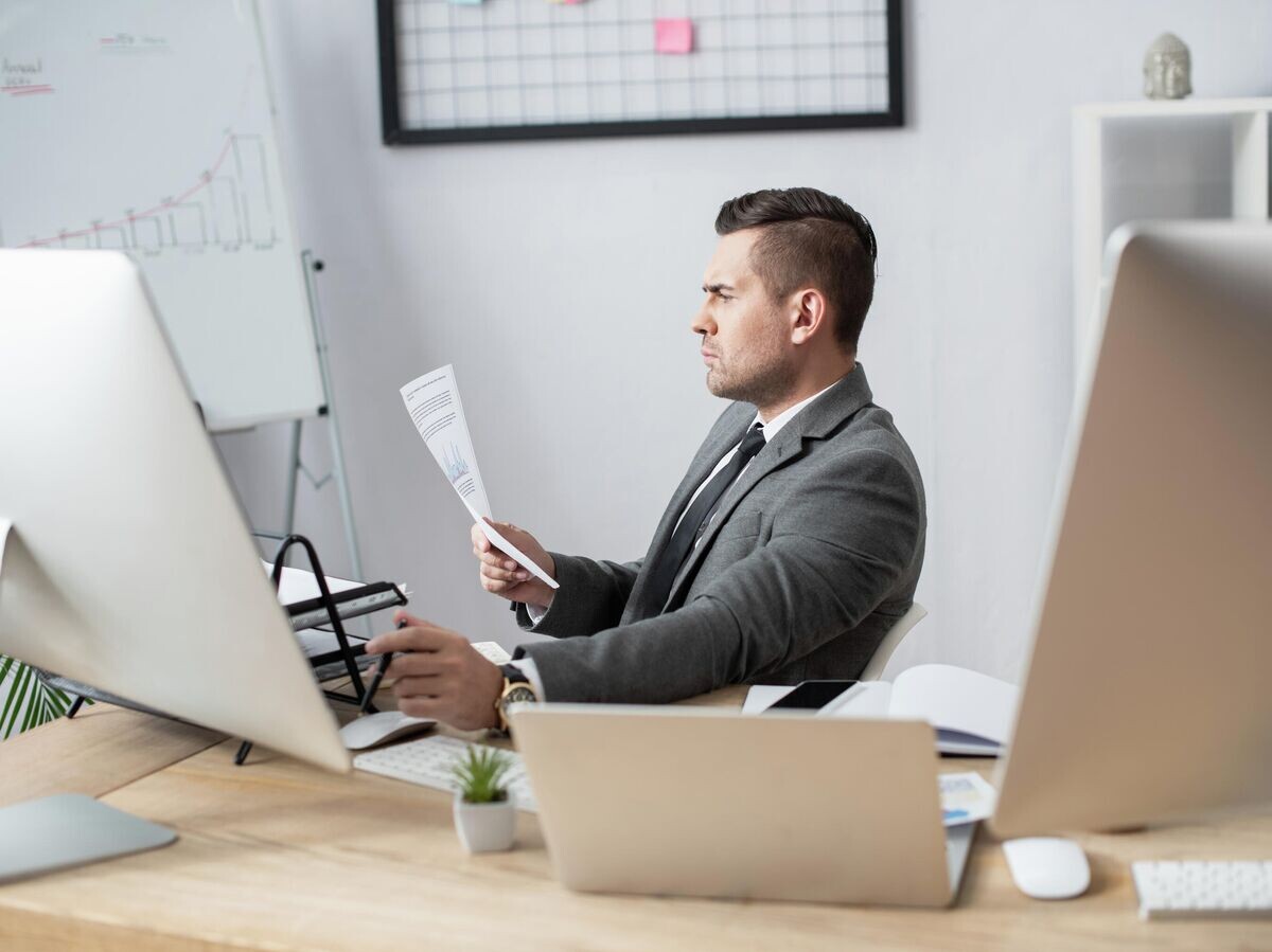    Мужчина изучает документы © Depositphotos.com / HayDmitriy