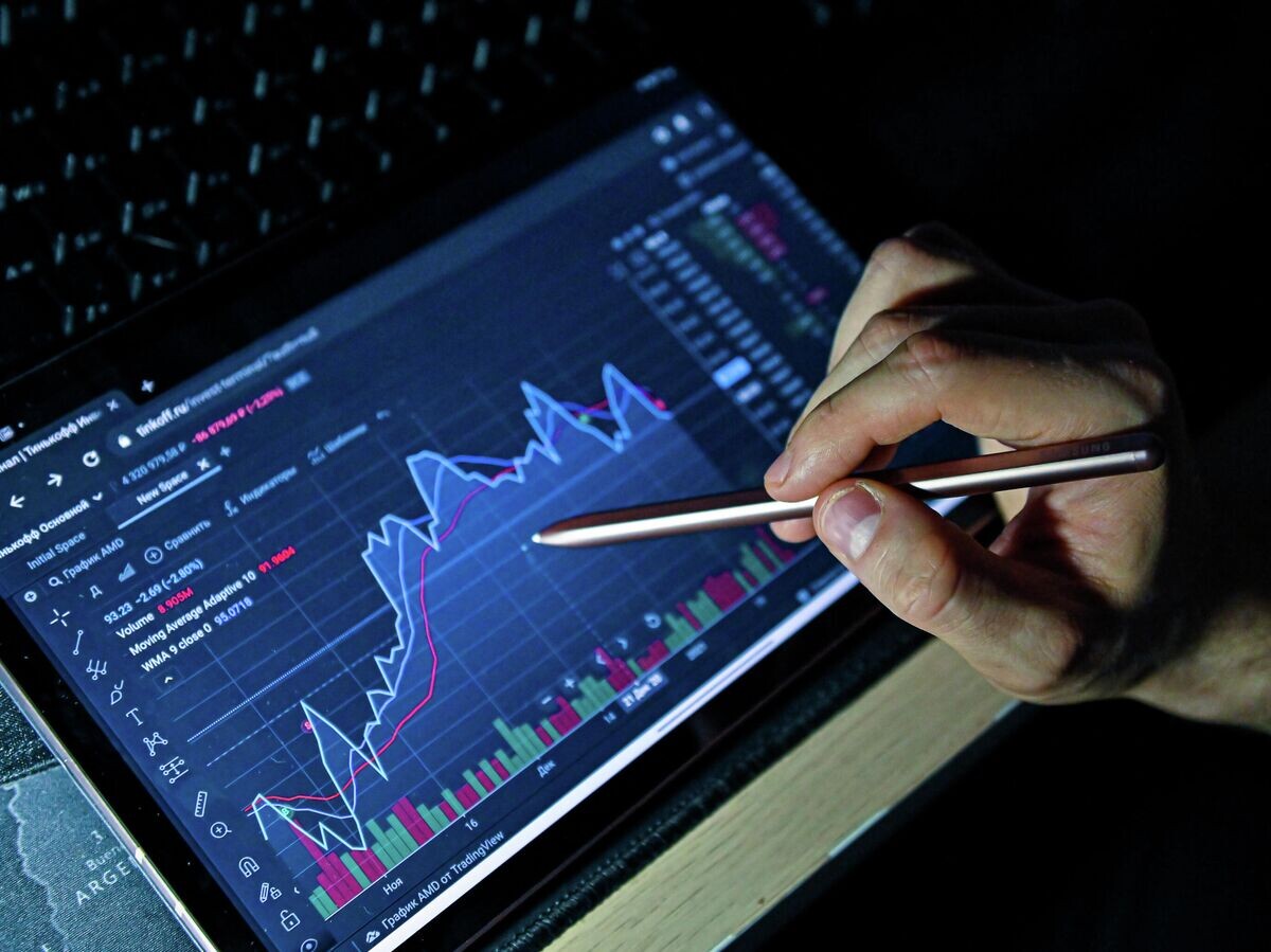    Графики на планшете трейдера© РИА Новости / Владимир Песня