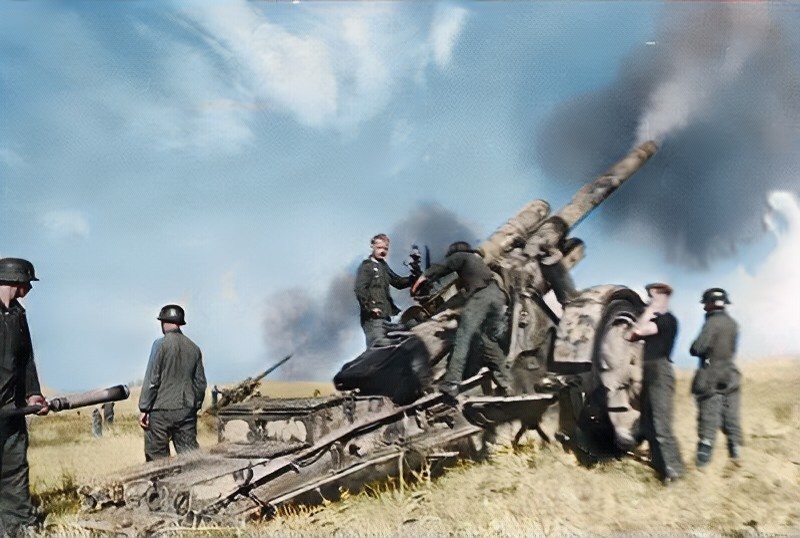 Расчёт тяжелой гаубицы 17 cm Kanone 18 ведёт огонь в районе города на Волге, 1942 г.