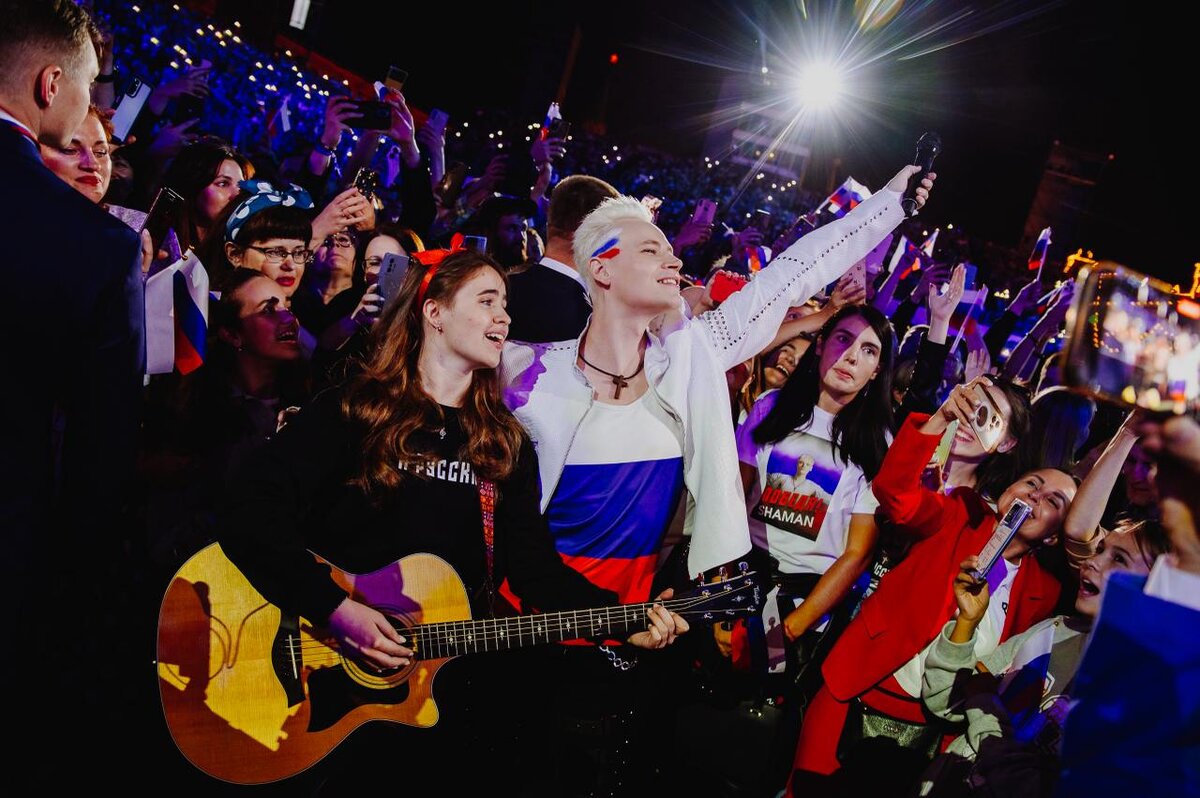 Ах, как же прекрасна народная любовь, и как о ней мечтают «коллеги»! Но стоит за ней - ежедневный труд, самоотдача и самоотречение Ярослава. Кто на такое способен? Из интернета