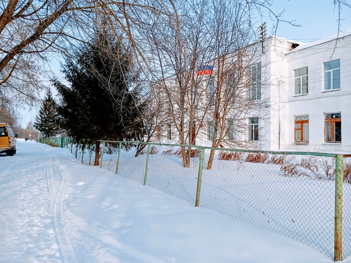 Здесь еще со старым забором)