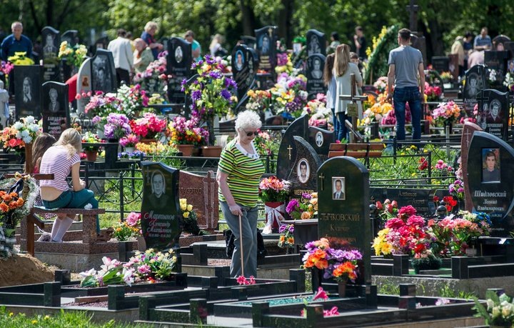 Кладбище на Радоницу