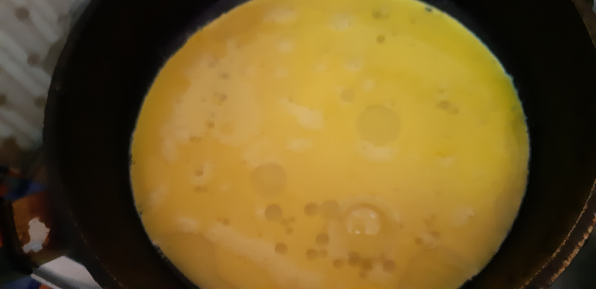 Желток начинает схватываться-время выкладывать белок