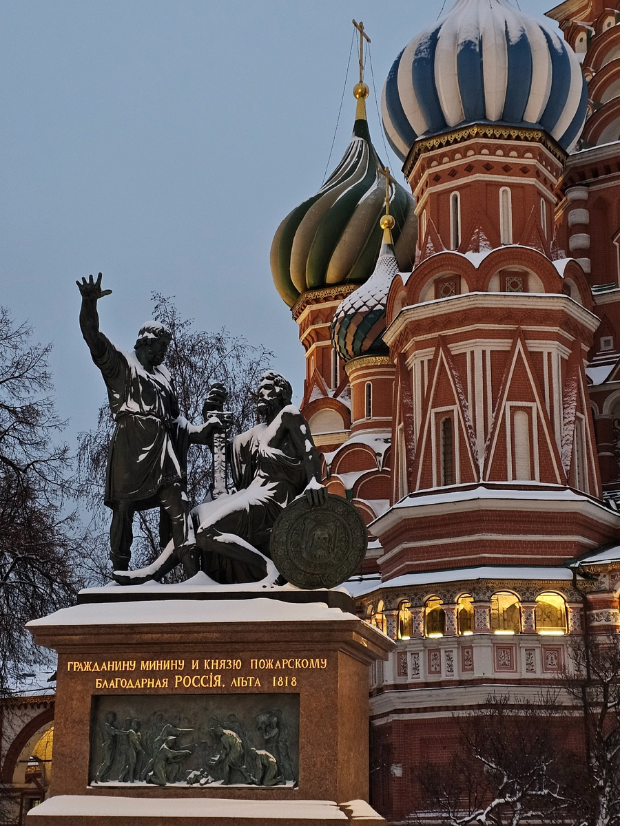 Фото автора. Памятник Минину и Пожарскому. Это благодаря им ты отдыхаешь 4 ноября.