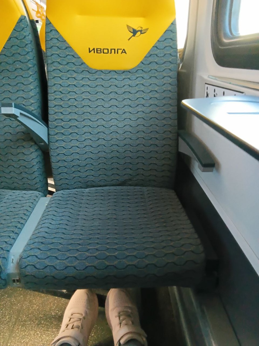 едут ноги по дороге