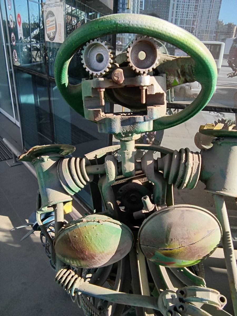 инсталяция у входа в ТЦ Гранд, поднимает настроение))