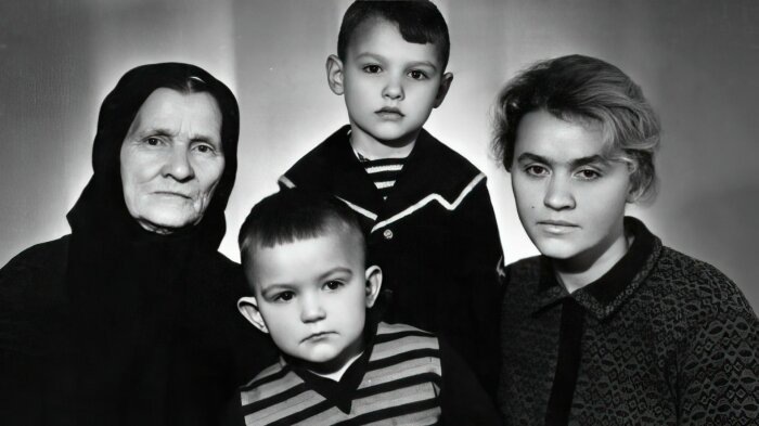 Евгений Дятлов с семьей в детстве.