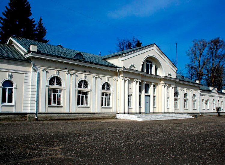 Вокзал Гусь-Хрустальный Из: https://gulaytour.ru/wp-content/uploads/2018/03/GusXrustalnyi-2.jpg