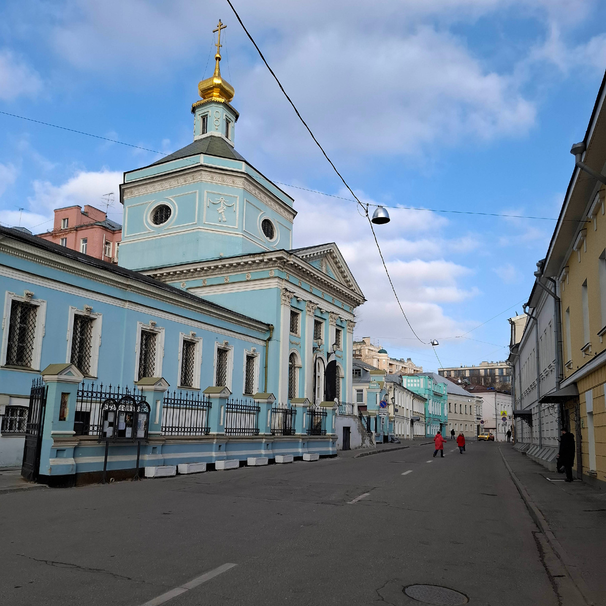 Серебрянический переулок, мы жили в небольшом белом особняке справа от Церкви Живоначальной Троицы. Фото автора, 2025 год.