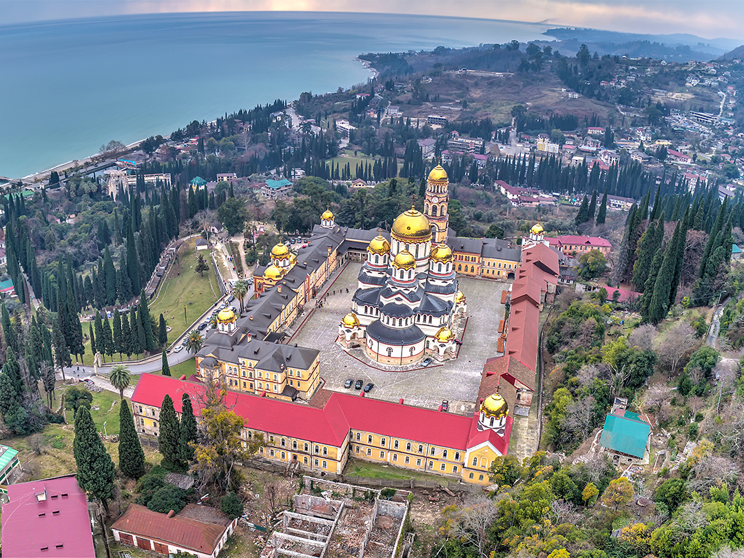 Новоафонский монастырь. Фото с сайта: https://experience.tripster.ru/sights/novoafonskij-monastyr-v-abhazii/