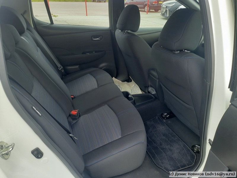 На тоннеле на заднем ряду установлен органайзер - третьего пассажира сюда не посадишь