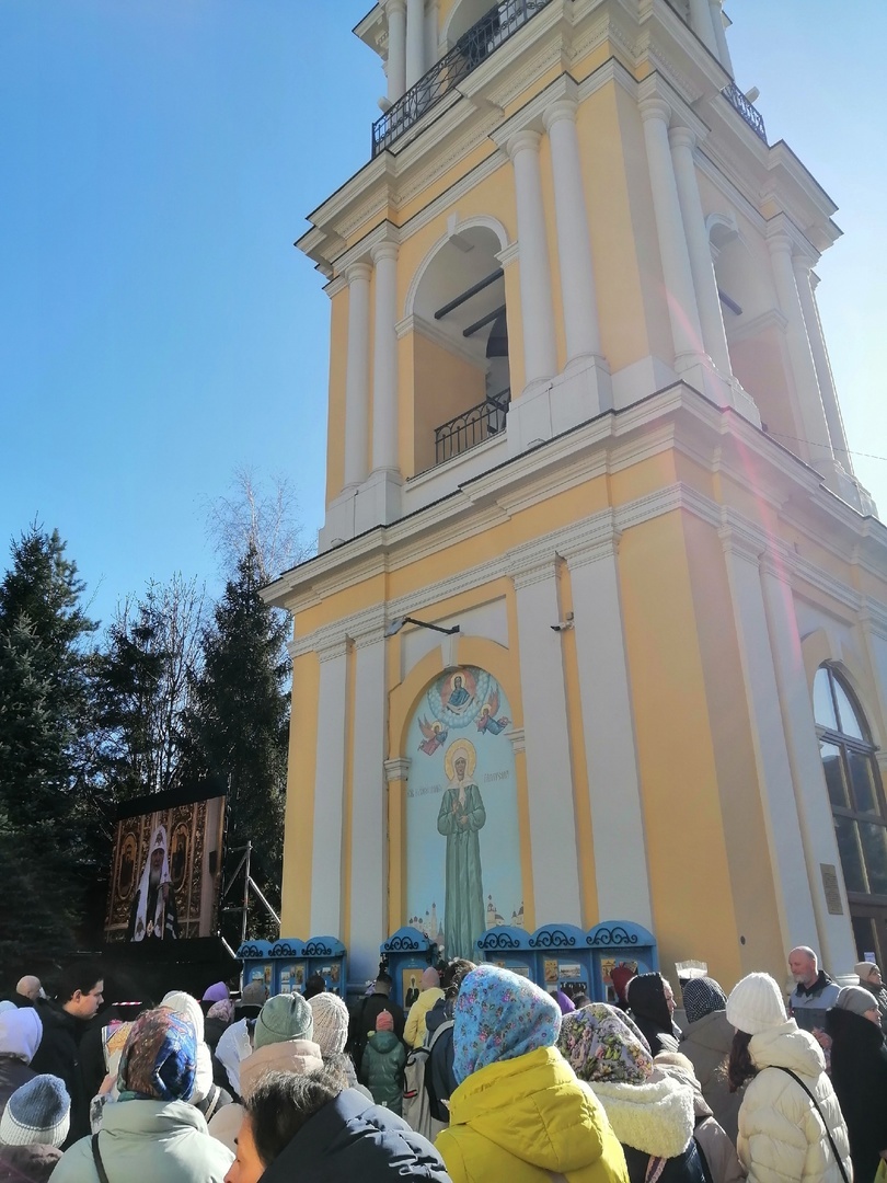 Службу проводил сам патриарх, трансляция велась и на улице