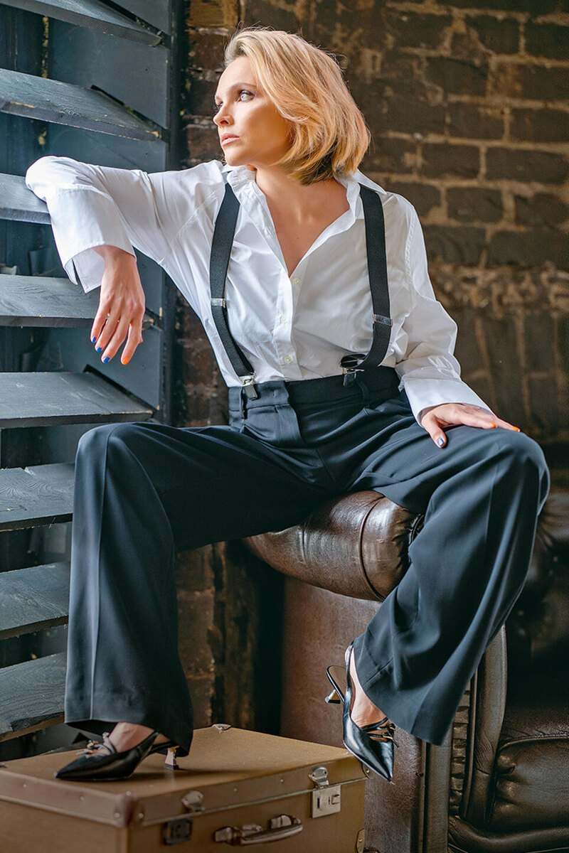    Наталья Земцова. Рубашка и туфли TJ Collection, брюки Lorena Antoniazzi (Bosco di Ciliegi) Ирина Семина