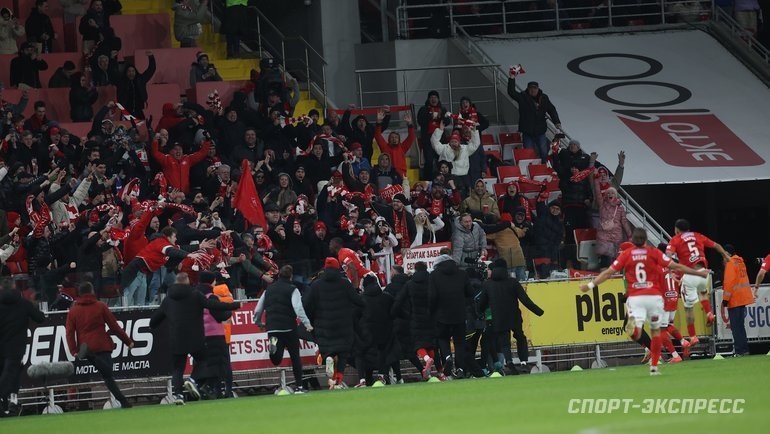    Фанаты «Спартака» во время матча скандировали «Зенит» — позор российского футбола».Александр Федоров