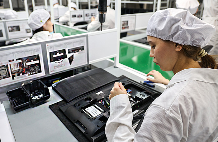    Сборка компьютерной техники на одном из предприятий РФ.Егор Алеев/ТАСС